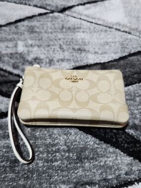COACH SIGNATURE COATED CANVAS CORNER DOUBLE ZIP WRISTLET WALLET NEUTRAL